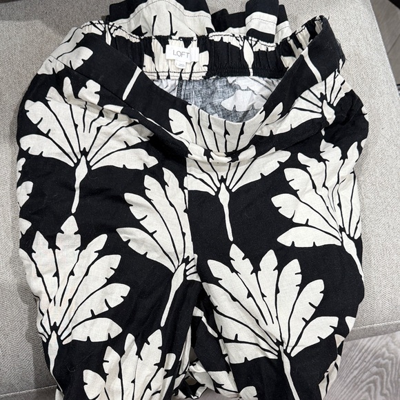LOFT Pants - LOFT Monochrome linen Leaf Pattern Pants